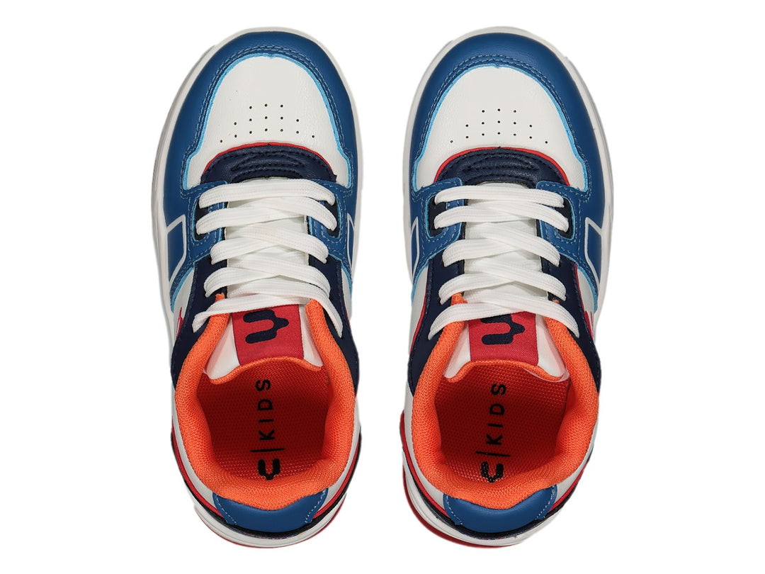 Tenis deportivos Charly en colores blanco, azul y rojo con suela roja.