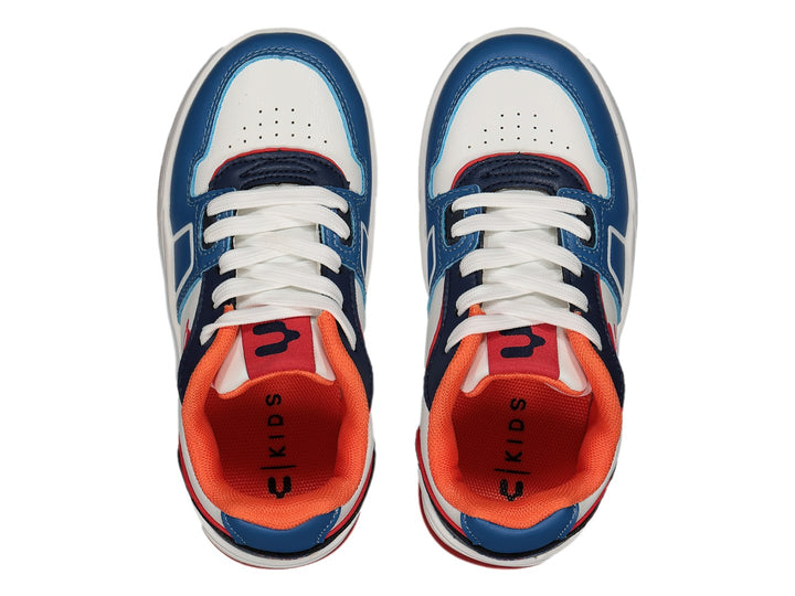 Tenis deportivos Charly en colores blanco, azul y rojo con suela roja.
