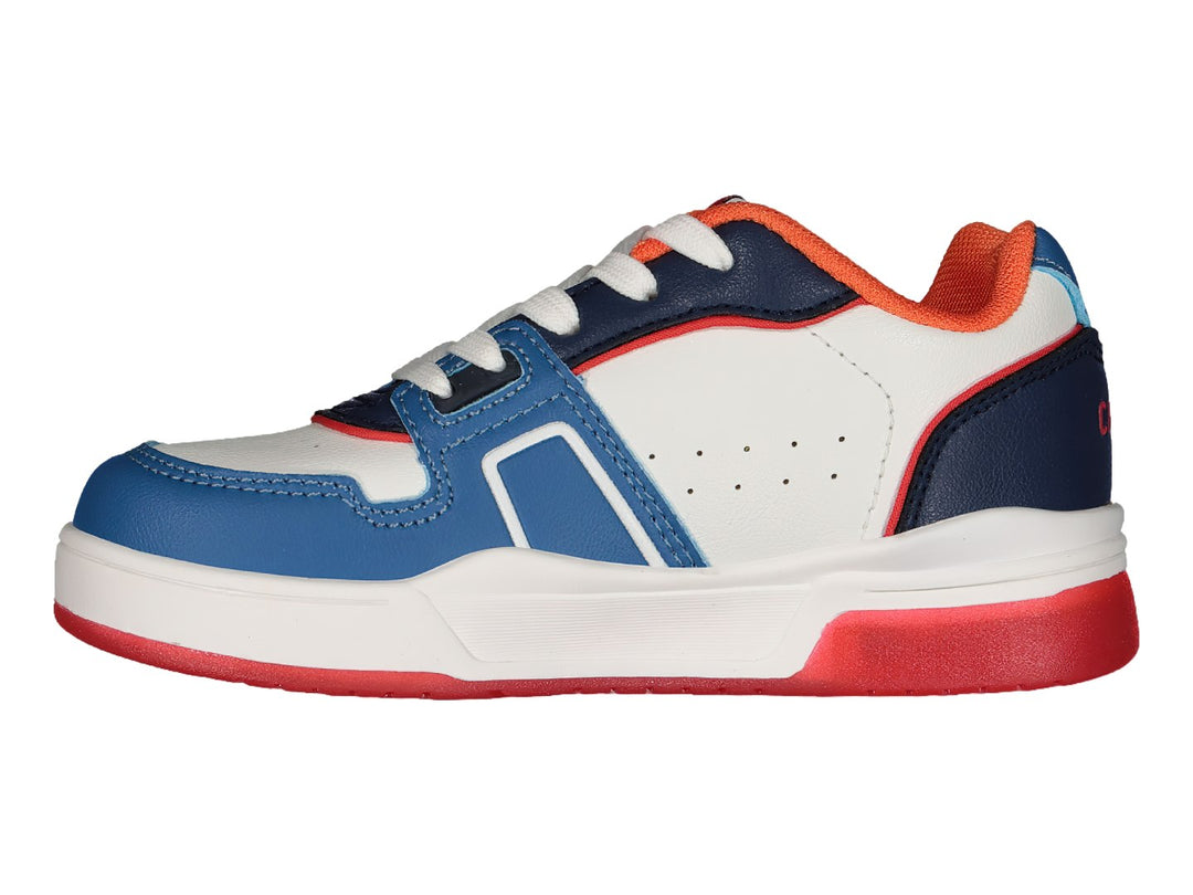 Tenis deportivos Charly en colores blanco, azul y rojo con suela roja.