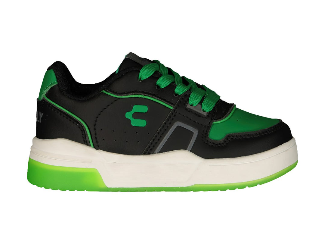 Tenis deportivos Charly color negro con detalles en verde y suela blanca y verde.