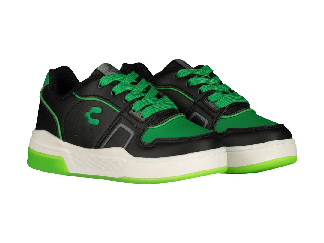 Tenis deportivos Charly color negro con detalles en verde y suela blanca y verde.