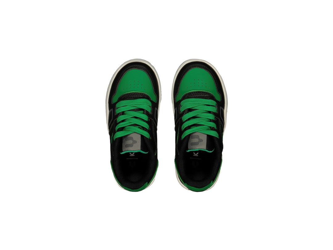 Tenis deportivos Charly color negro con detalles en verde y suela blanca y verde.