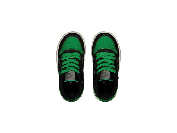 Tenis deportivos Charly color negro con detalles en verde y suela blanca y verde.