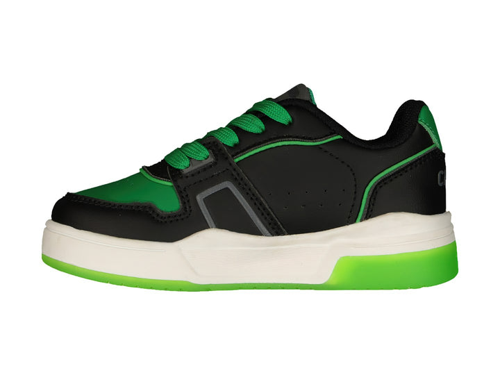 Tenis deportivos Charly color negro con detalles en verde y suela blanca y verde.