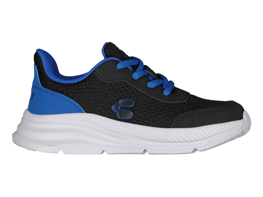Tenis deportivos Charly color negro con detalles azules y suela blanca.