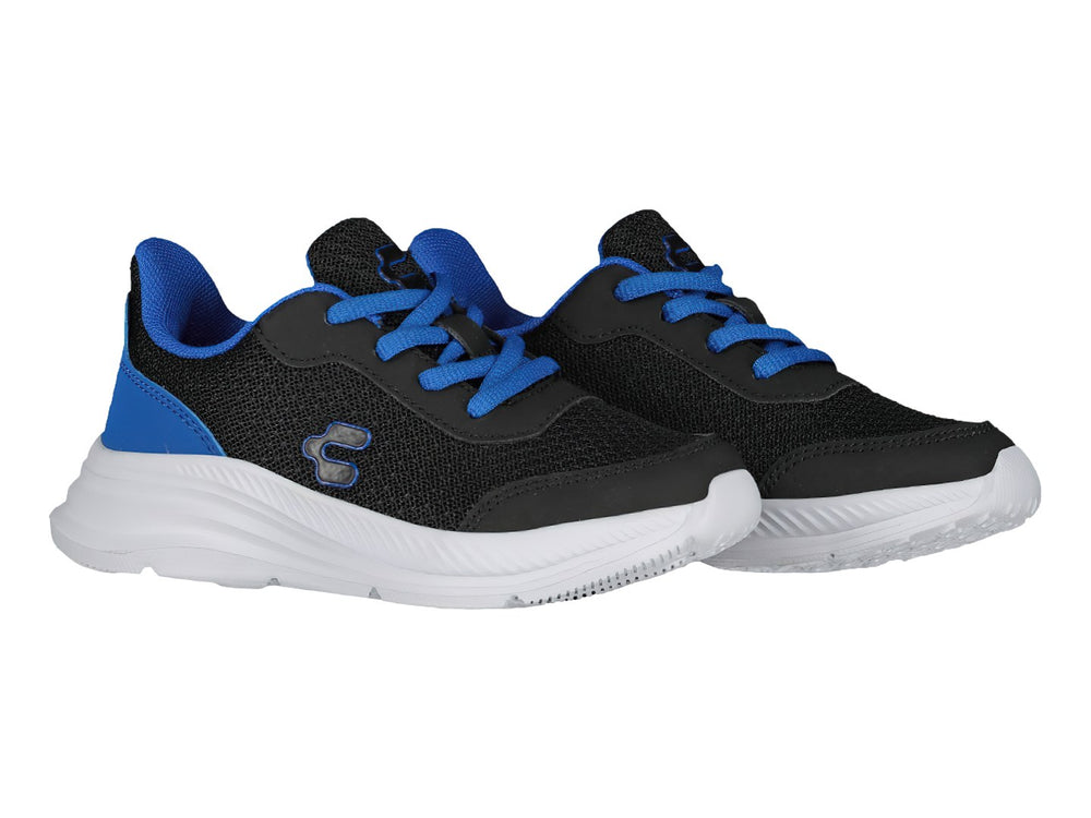 Tenis deportivos Charly color negro con detalles azules y suela blanca.