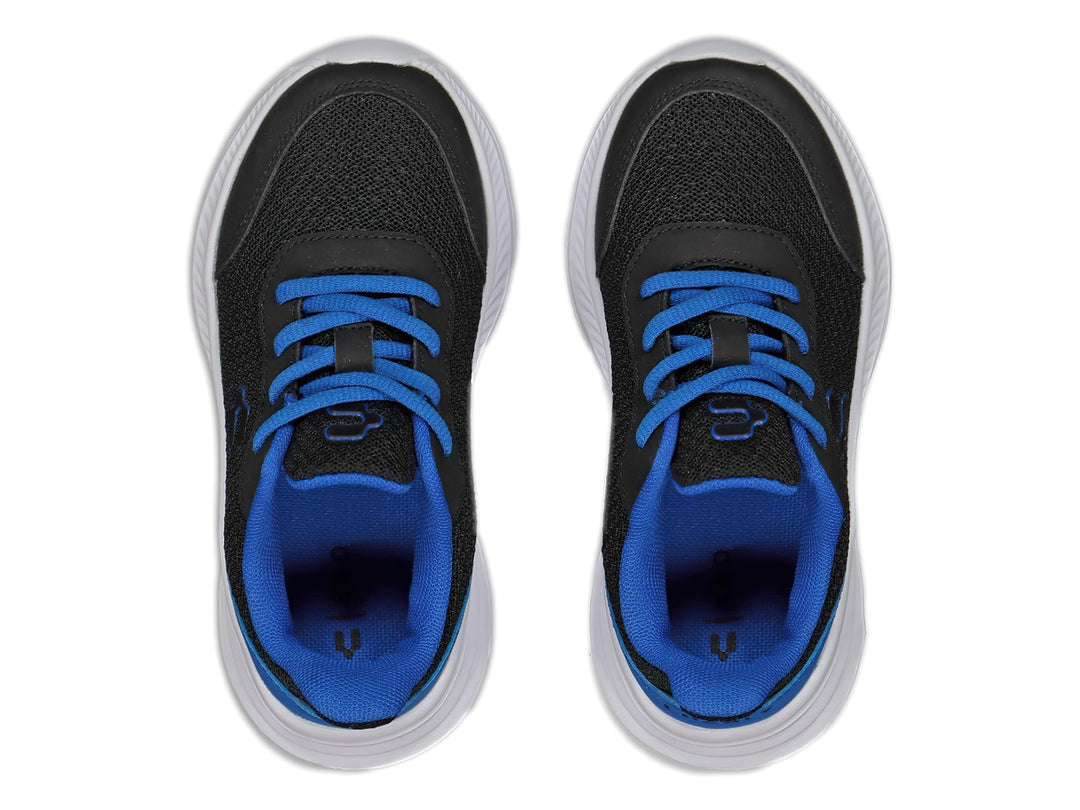 Tenis deportivos Charly color negro con detalles azules y suela blanca.