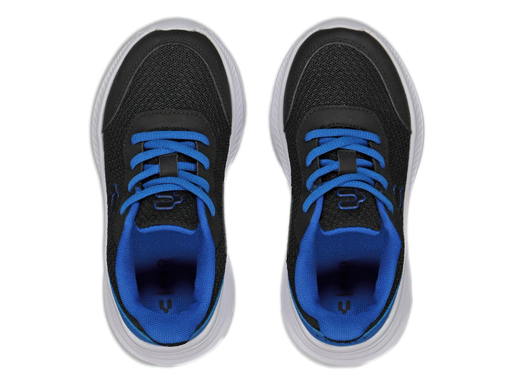 Tenis deportivos Charly color negro con detalles azules y suela blanca.