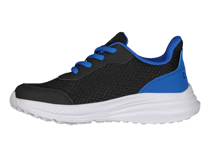 Tenis deportivos Charly color negro con detalles azules y suela blanca.