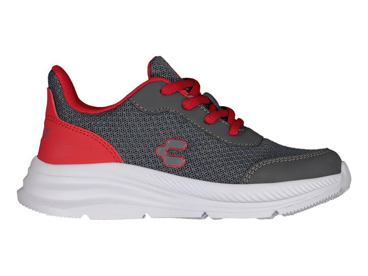 Tenis deportivos Charly color gris con detalles rojos y suela blanca.