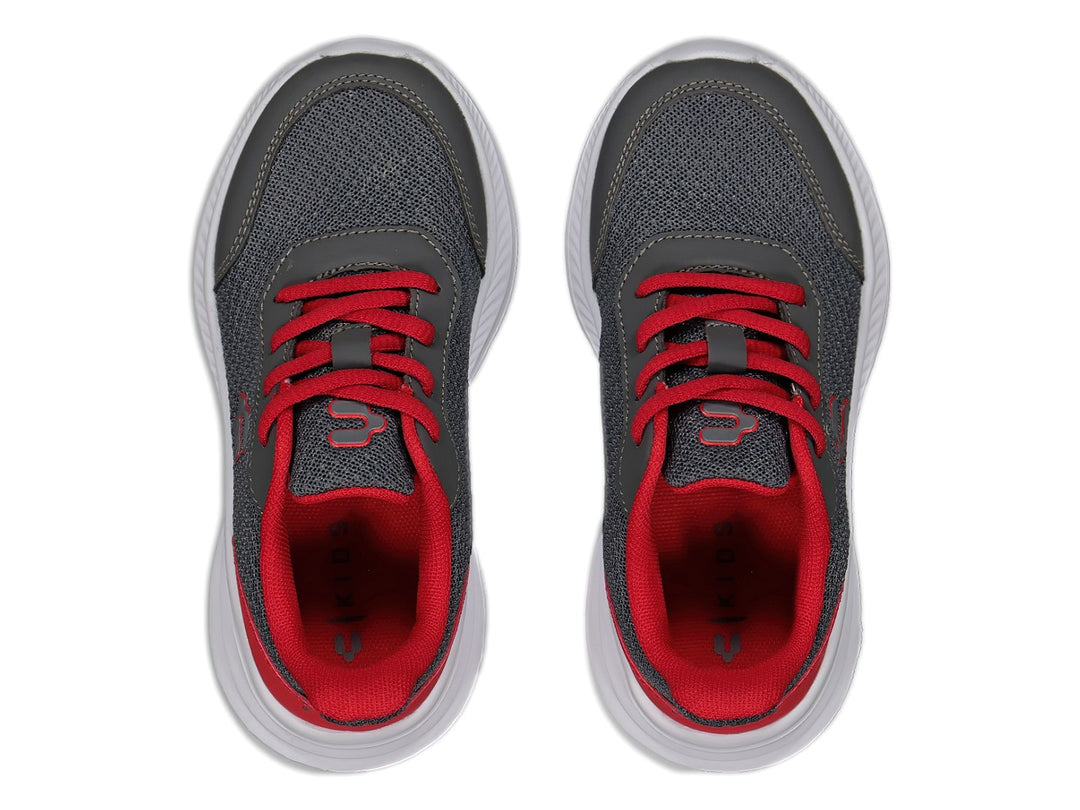Tenis deportivos Charly color gris con detalles rojos y suela blanca.