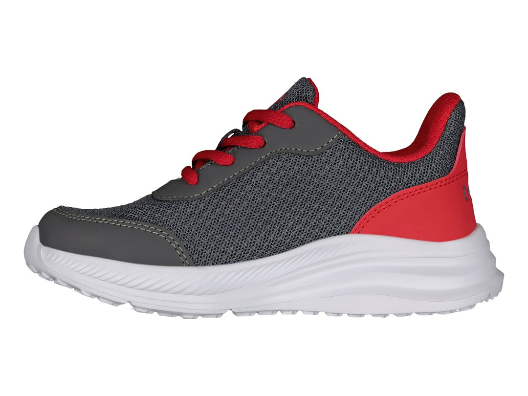 Tenis deportivos Charly color gris con detalles rojos y suela blanca.