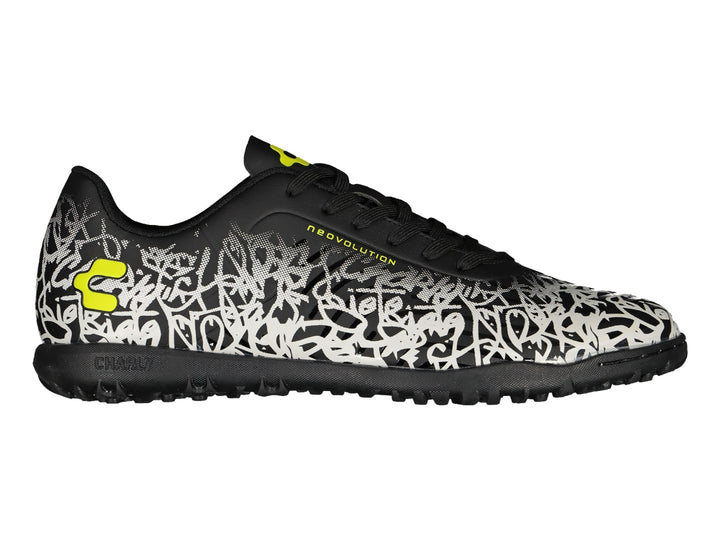 Tenis de fútbol Charly en color negro y blanco con diseño de graffiti y detalles amarillos.