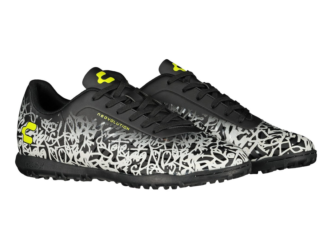 Tenis de fútbol Charly en color negro y blanco con diseño de graffiti y detalles amarillos.