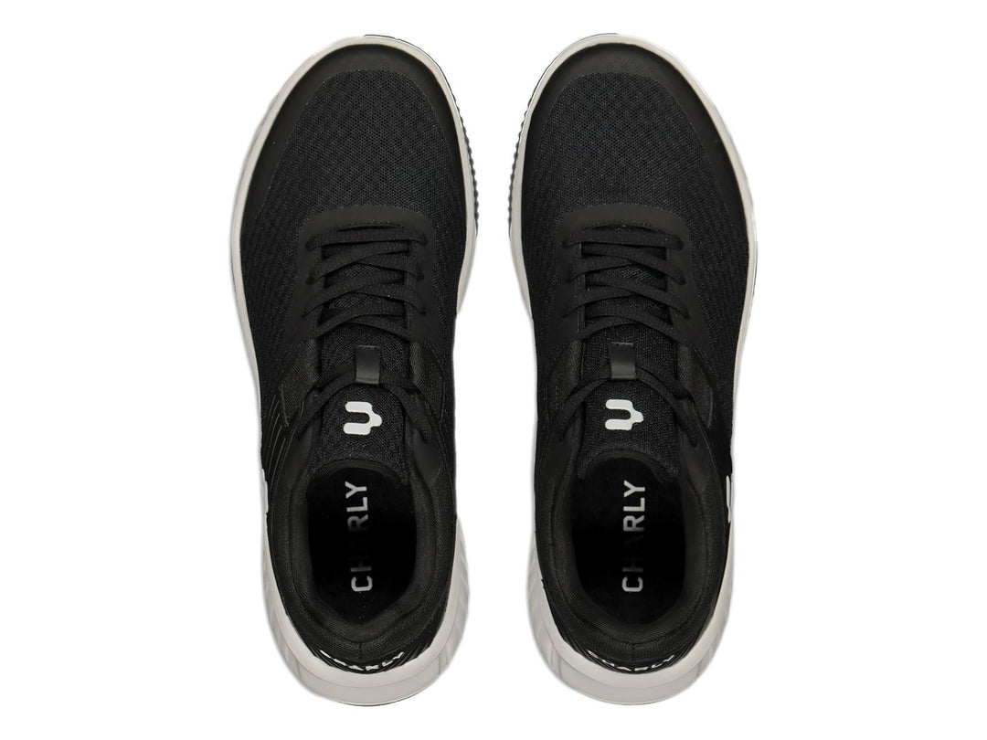 Tenis deportivos Charly en color negro con suela blanca y detalles sintéticos laterales.