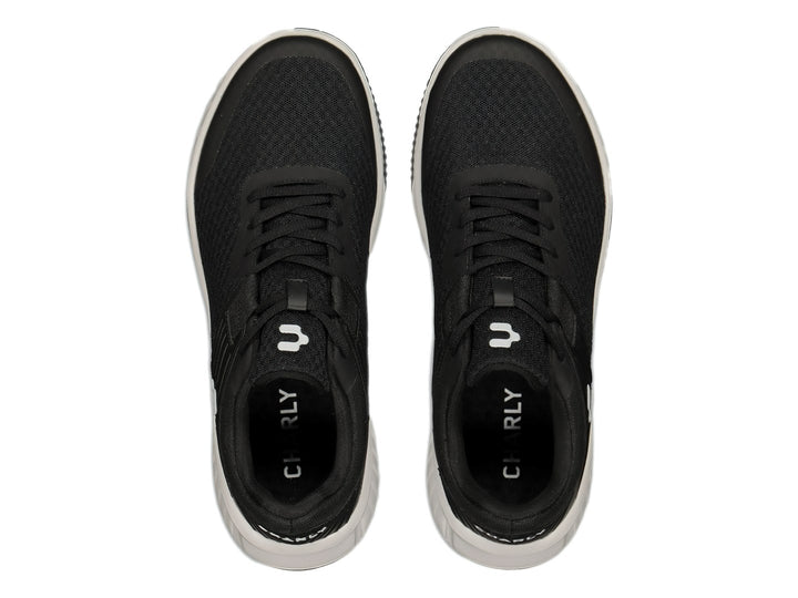 Tenis deportivos Charly en color negro con suela blanca y detalles sintéticos laterales.