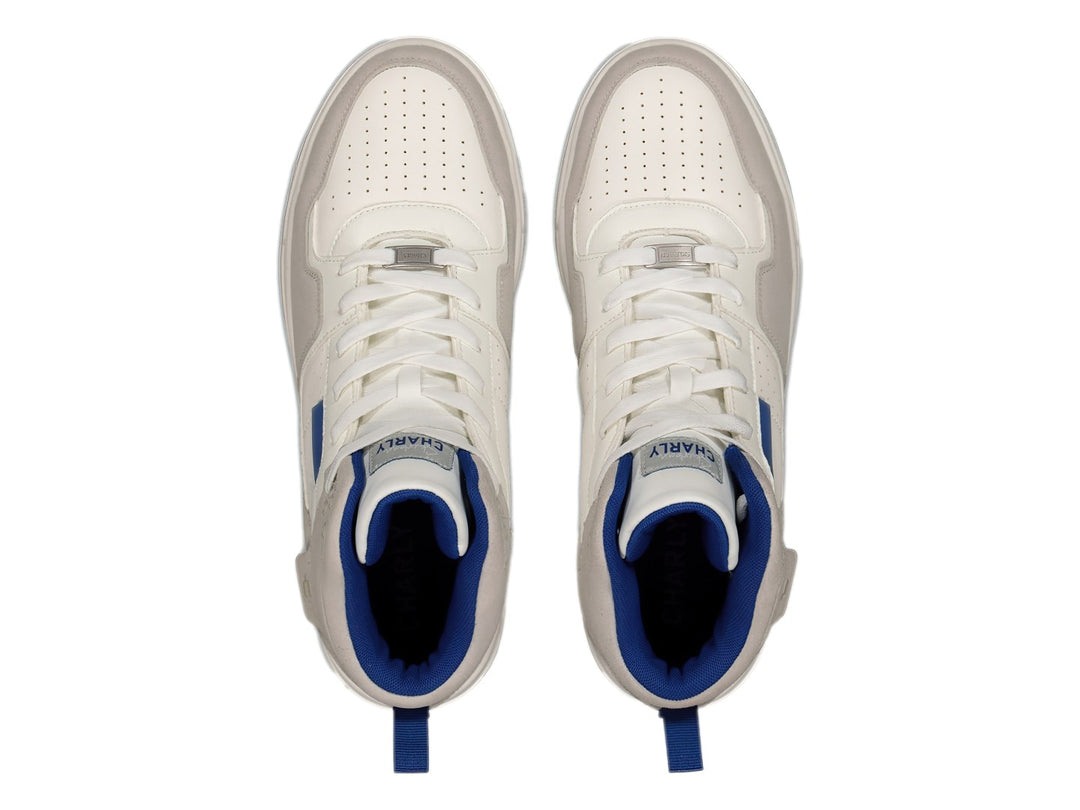 Tenis deportivos de corte alto marca Charly en color blanco y gris con detalles en azul.