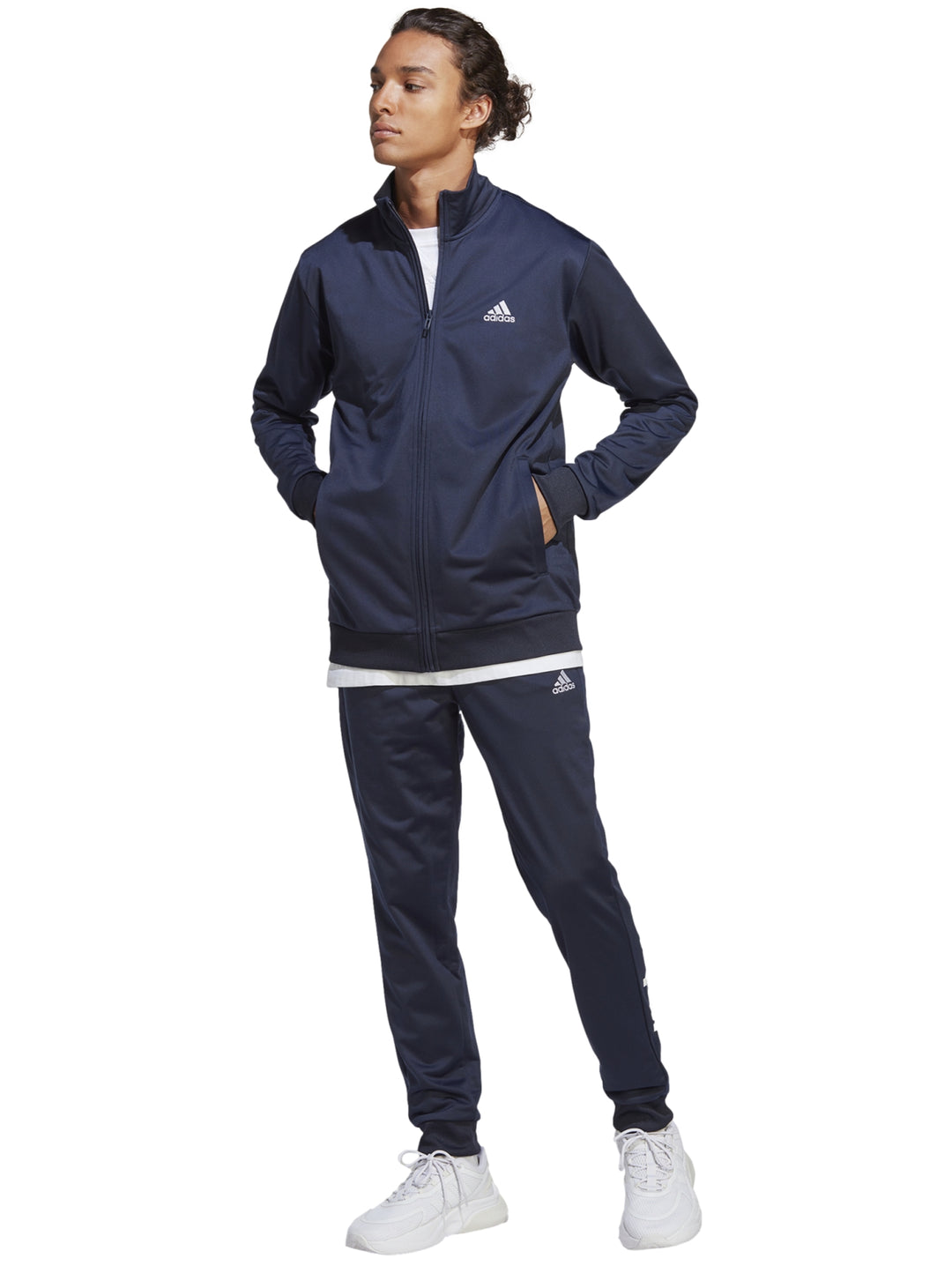Conjunto deportivo Adidas en color azul marino, compuesto por una chaqueta con cierre y pantalón largo.