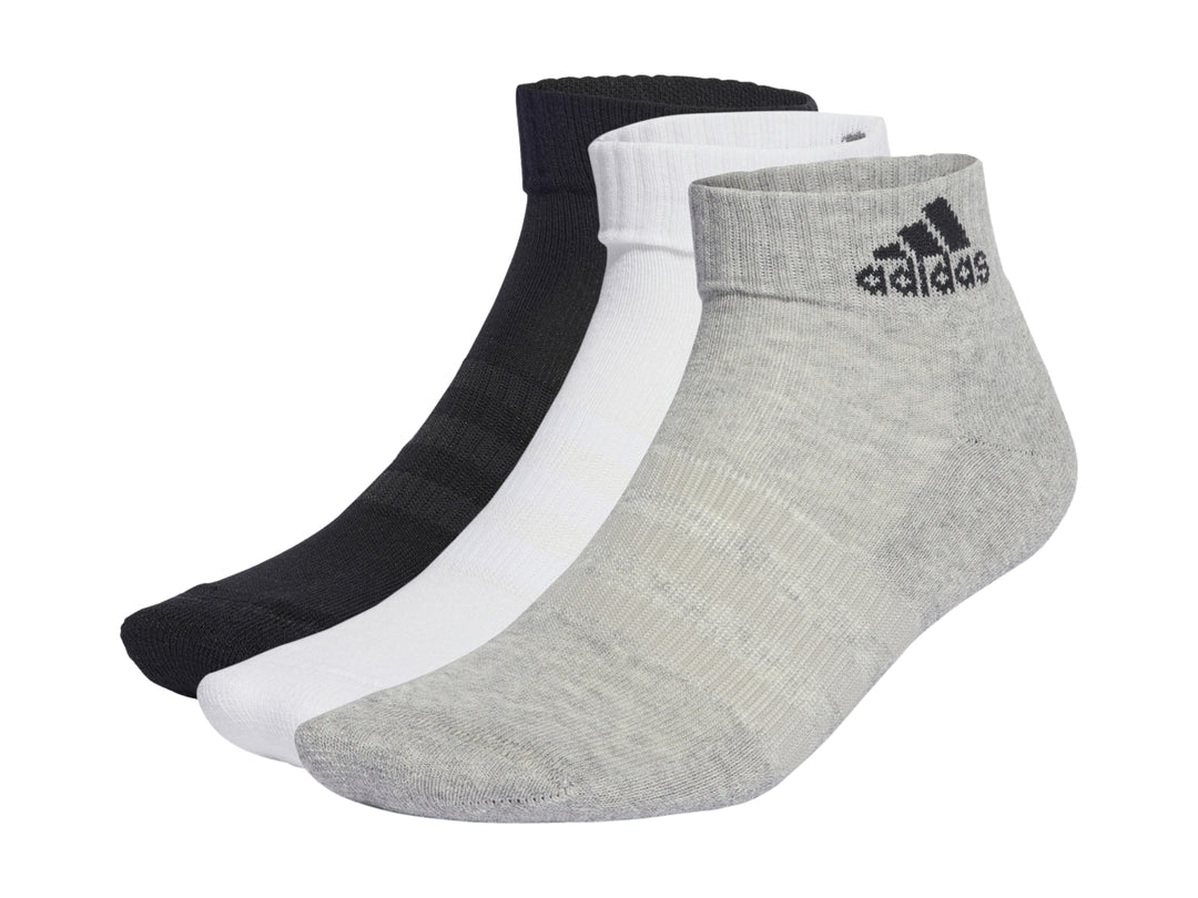 Paquete de tres pares de calcetines tobilleros Adidas en colores gris, blanco y negro.