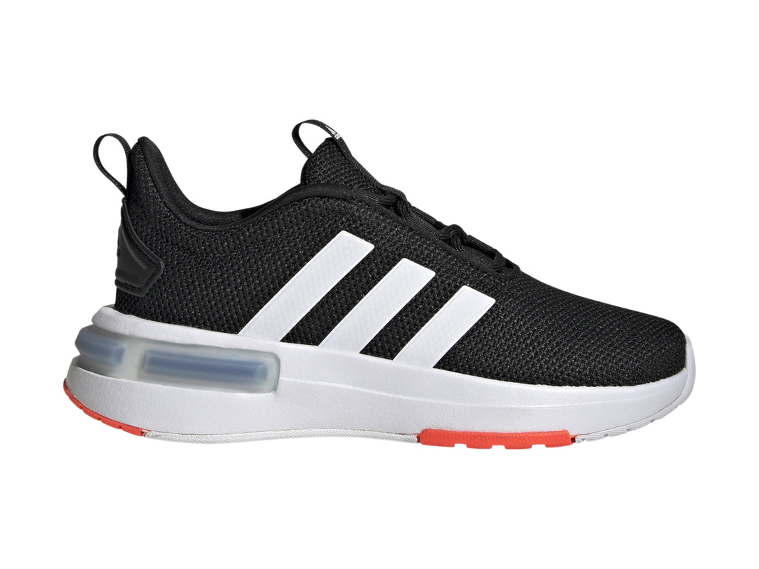 Tenis Adidas para niño en color negro con franjas blancas y detalles en rojo en la suela.