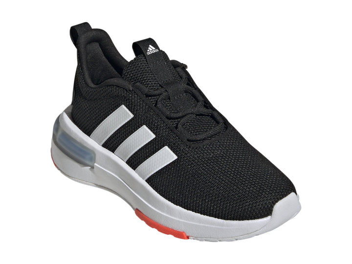 Tenis Adidas para niño en color negro con franjas blancas y detalles en rojo en la suela.