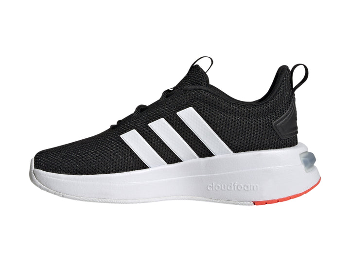 Tenis Adidas para niño en color negro con franjas blancas y detalles en rojo en la suela.