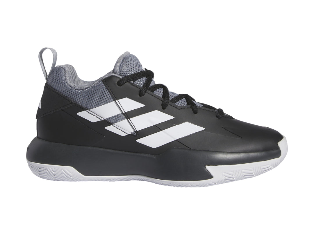 Tenis de baloncesto Adidas en color negro con tres franjas blancas laterales y detalles en gris.
