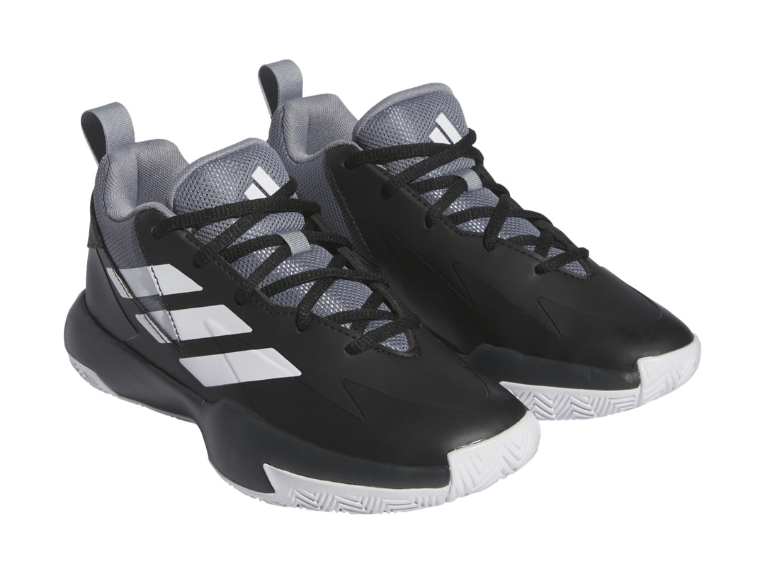 Tenis de baloncesto Adidas en color negro con tres franjas blancas laterales y detalles en gris.
