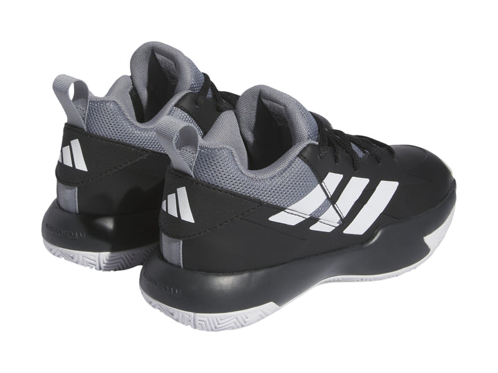 Tenis de baloncesto Adidas en color negro con tres franjas blancas laterales y detalles en gris.