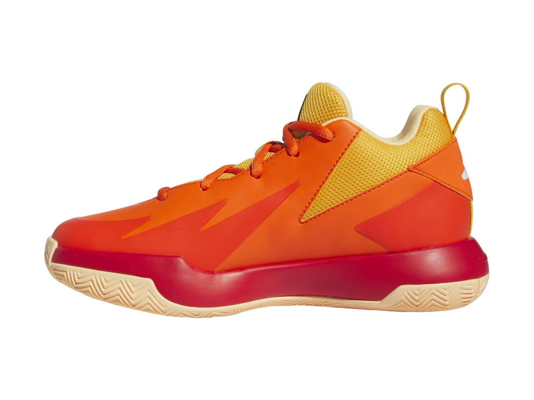 Tenis de baloncesto Adidas en colores naranja, rojo y amarillo con franjas negras y suela color goma.