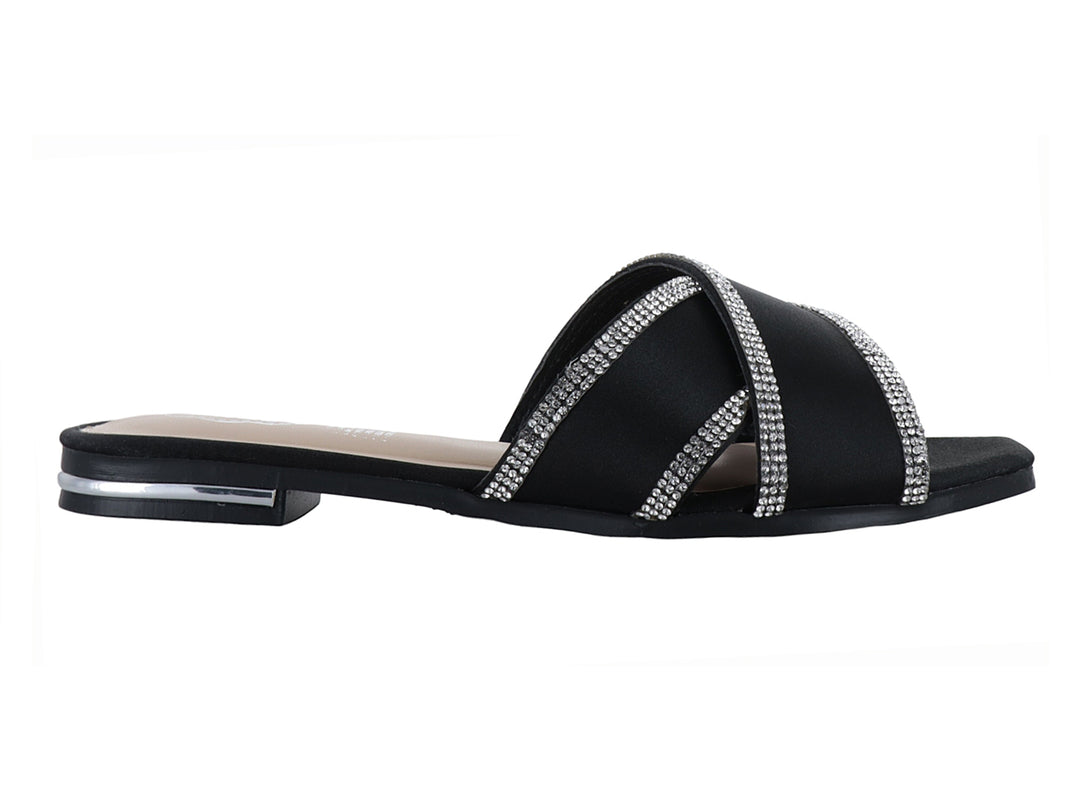 Sandalia plana color negro con tiras decoradas con brillantes y detalle plateado en el talón.