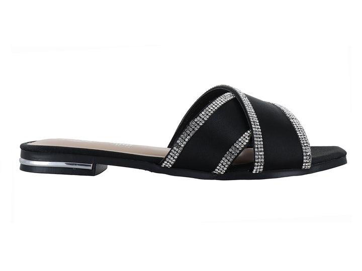 Sandalia plana color negro con tiras decoradas con brillantes y detalle plateado en el talón.
