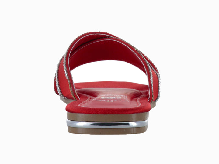 Sandalia plana color rojo con tiras decoradas con brillantes plateados y suela plana.