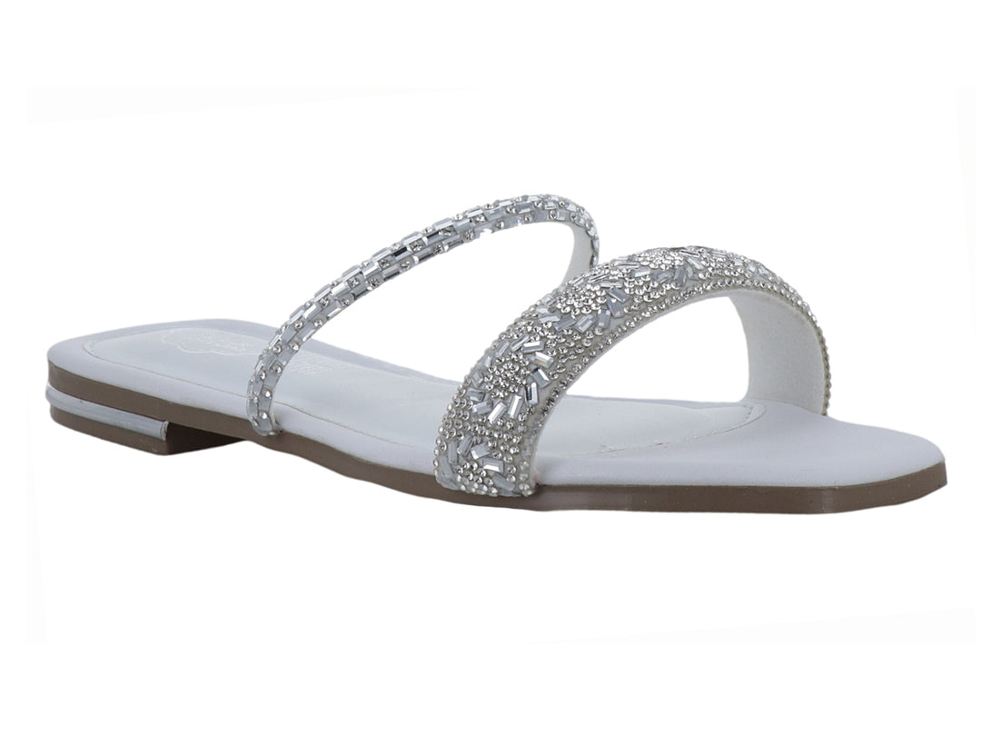 Sandalia plana blanca para niña con tiras decoradas con pedrería brillante plateada.