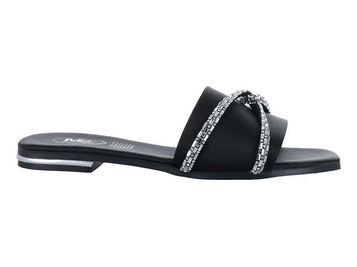 Sandalia negra para mujer con tira ancha decorada con detalles brillantes en color plata y suela plana.