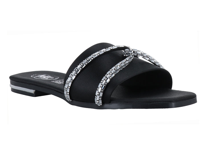 Sandalia negra para mujer con tira ancha decorada con detalles brillantes en color plata y suela plana.