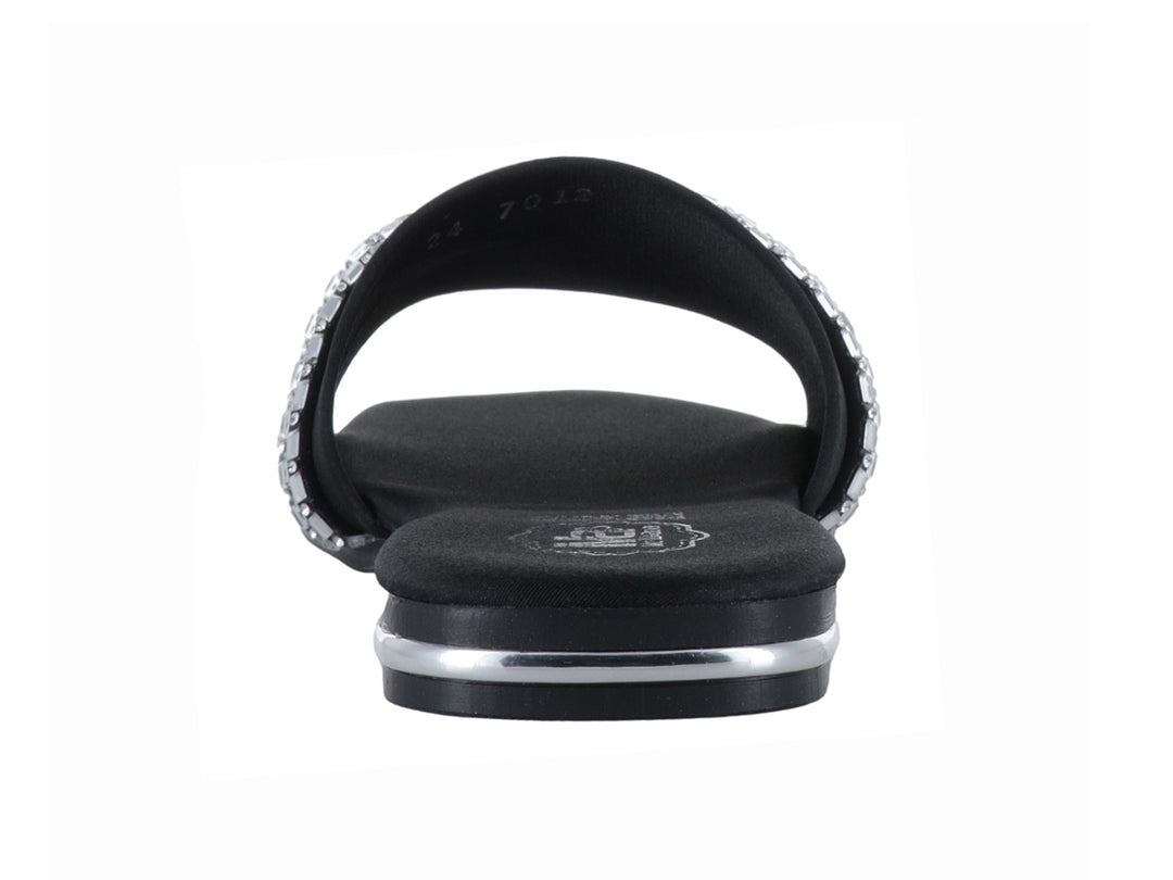 Sandalia negra para mujer con tira ancha decorada con detalles brillantes en color plata y suela plana.