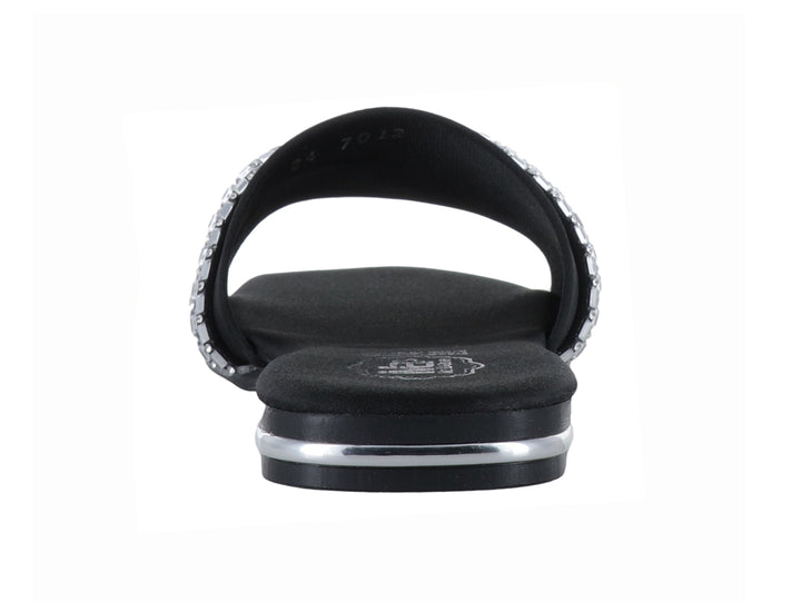 Sandalia negra para mujer con tira ancha decorada con detalles brillantes en color plata y suela plana.