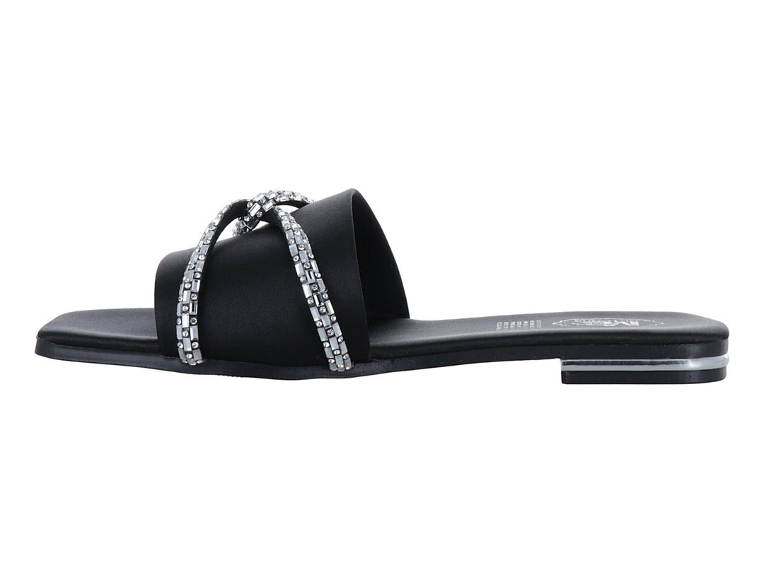 Sandalia negra para mujer con tira ancha decorada con detalles brillantes en color plata y suela plana.