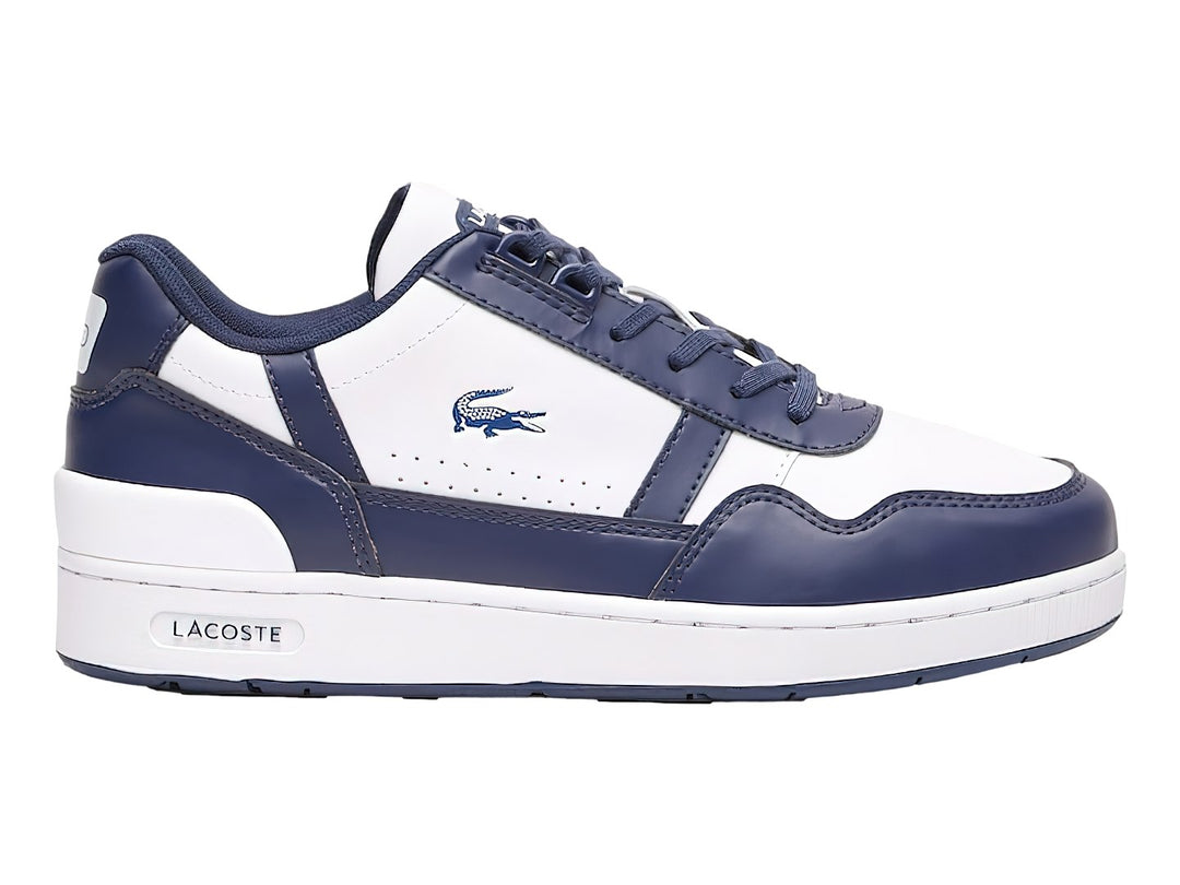 Tenis deportivos Lacoste para niño en colores blanco y azul marino con suela blanca y logotipo del cocodrilo.