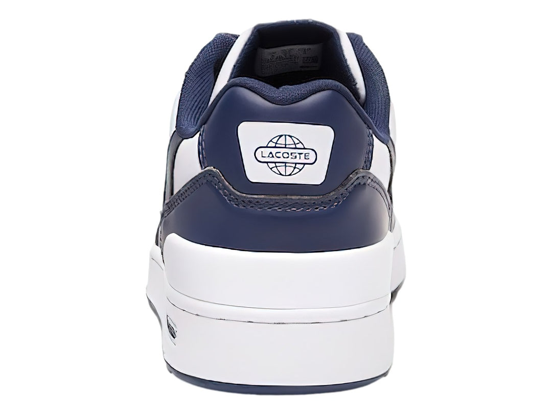 Tenis deportivos Lacoste para niño en colores blanco y azul marino con suela blanca y logotipo del cocodrilo.