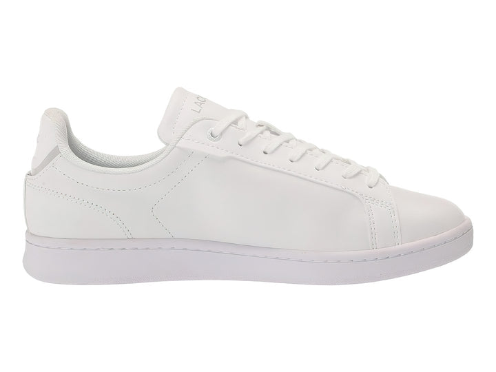 Tenis blancos Lacoste Carnaby Evo de cuero sintético con suela plana y cordones blancos.