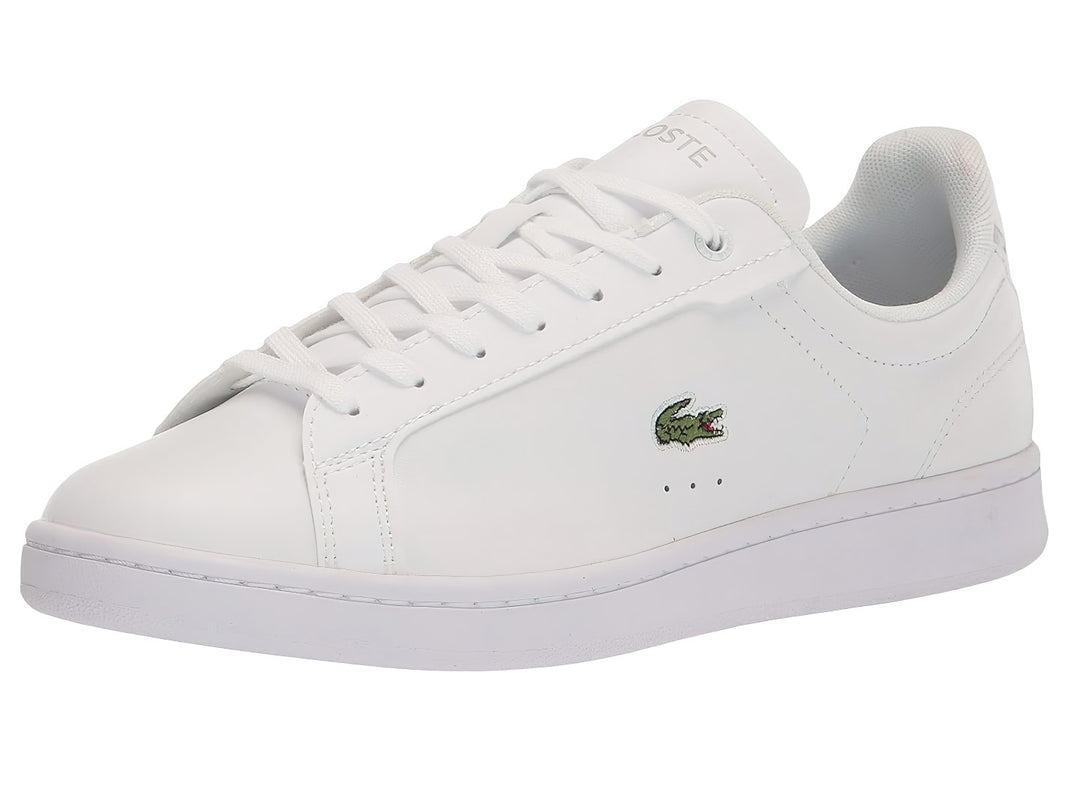 Tenis blancos Lacoste Carnaby Evo de cuero sintético con suela plana y cordones blancos.