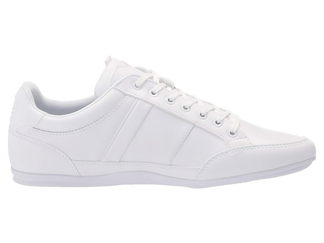 Tenis Lacoste blancos de corte bajo con cordones y suela plana.