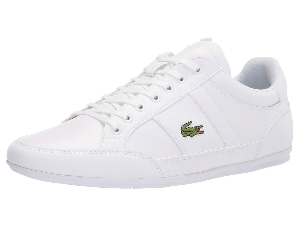 Tenis Lacoste blancos de corte bajo con cordones y suela plana.