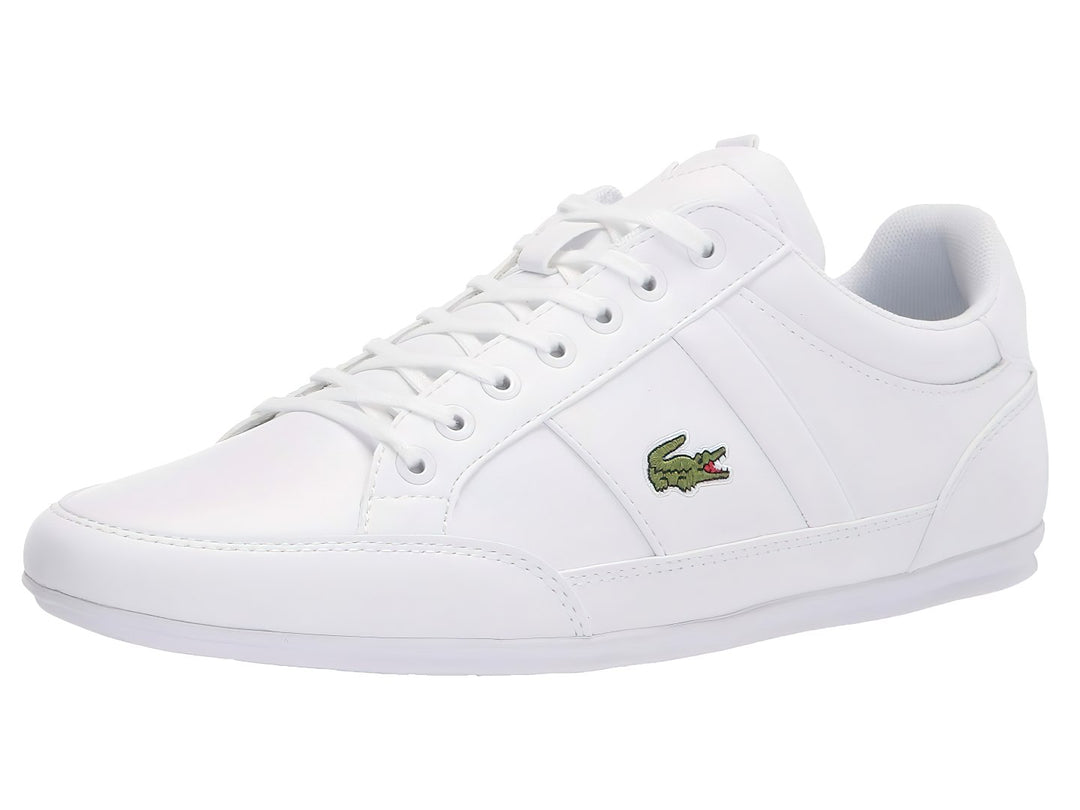 Tenis Lacoste blancos de corte bajo con cordones y suela plana.