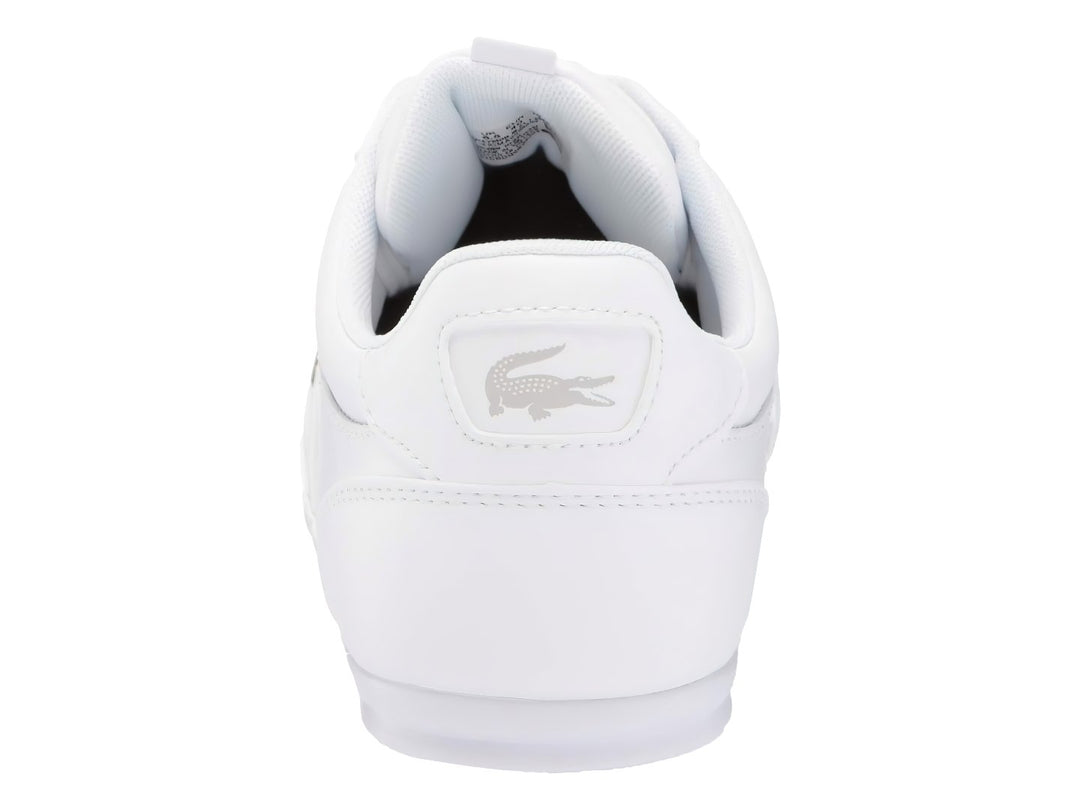 Tenis Lacoste blancos de corte bajo con cordones y suela plana.