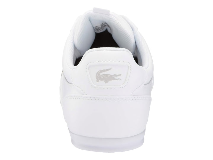 Tenis Lacoste blancos de corte bajo con cordones y suela plana.