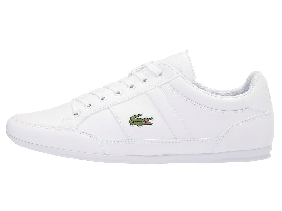 Tenis Lacoste blancos de corte bajo con cordones y suela plana.