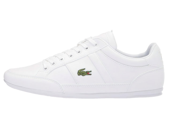 Tenis Lacoste blancos de corte bajo con cordones y suela plana.